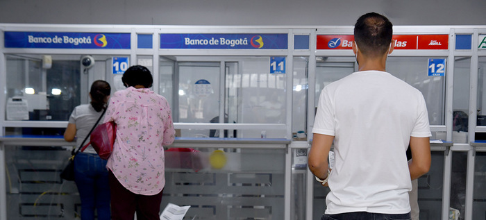 Personas haciendo fila para usar los servicios del Hall Bancario