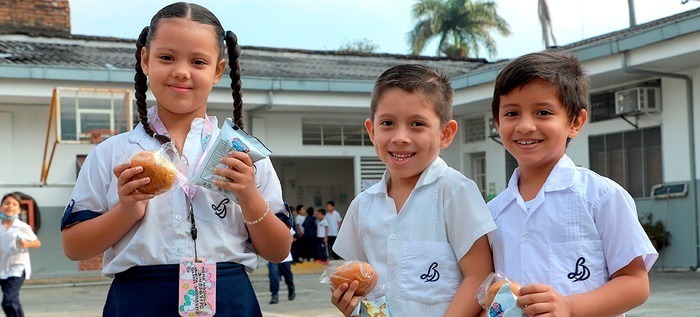 Niña y niños Colegio