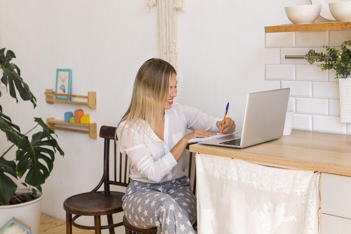 medium-shot-smiley-woman-taking-notes (1)