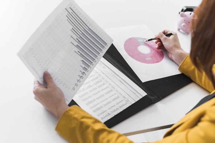 close-up-business-woman-analysis-process (1)