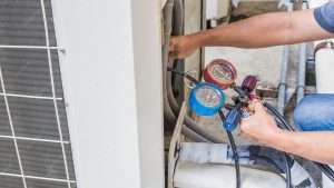 mecanico-reparacion-aire-equipo-medicion-llenado-aires-acondicionados-industriales_539854-32