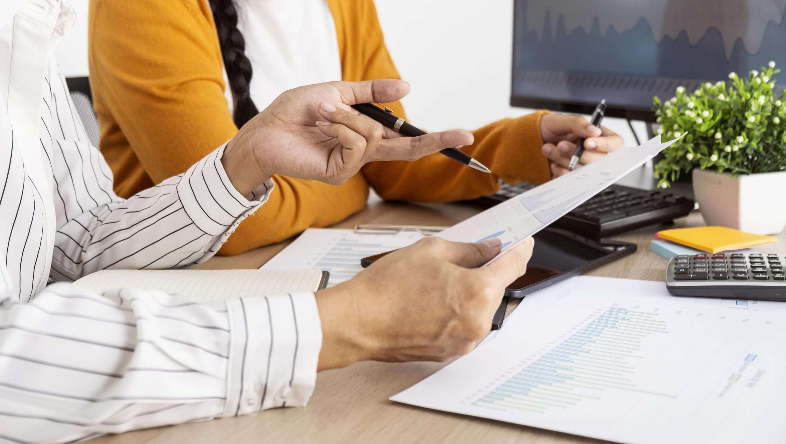 mujeres-que-trabajan-en-un-proyecto-innovador-en-el-trabajo