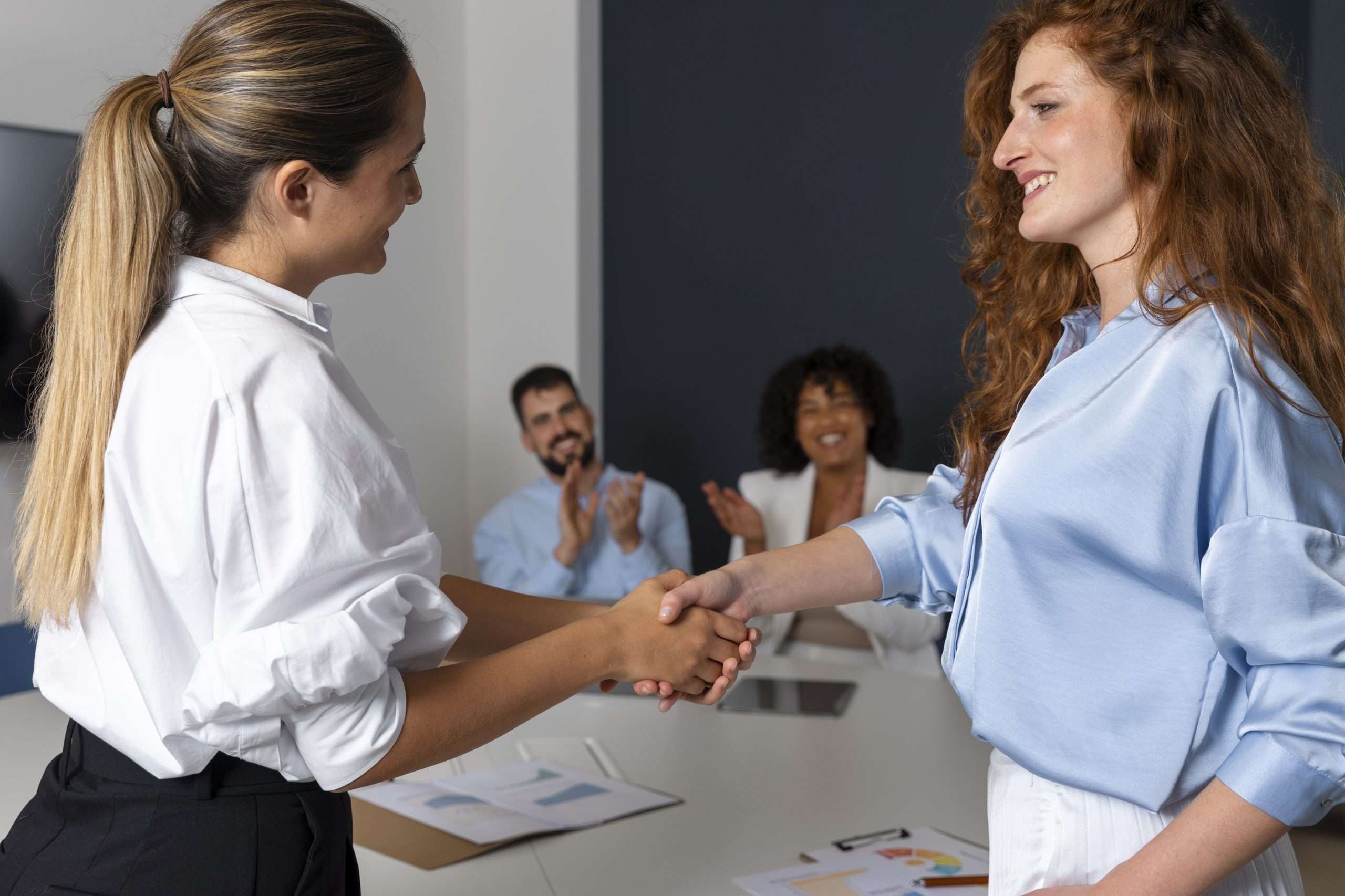 persona-que-expresa-aprecio-sus-companeros-de-trabajo