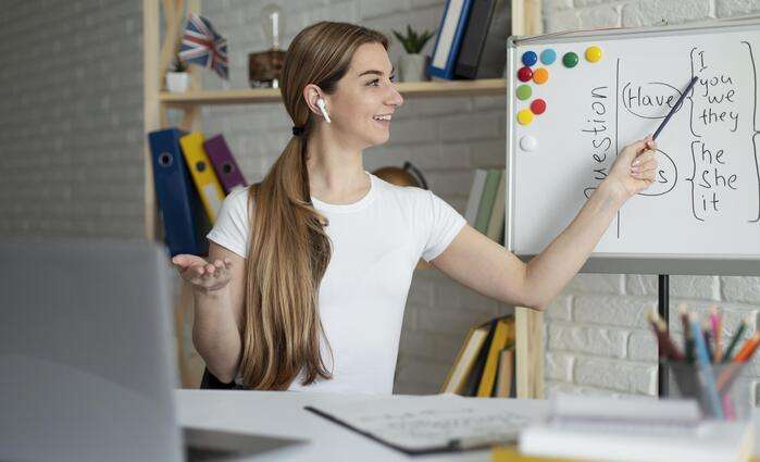 woman-teaching-students-english-lesson-online (1)