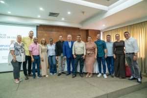 Imagen con las personas que conforman el equipo de articulador de la actividad con el experto técnico